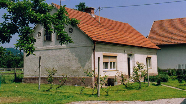 100 let stara hiša že enkrat obnovljena v 60-ih letih. 100 let stara hiša že enkrat obnovljena v 60-ih letih.